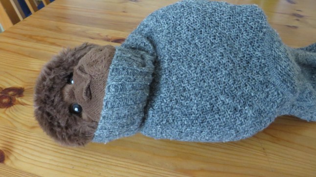 Apan muttrar om kollektivavtal, men offrar sig för konsten...